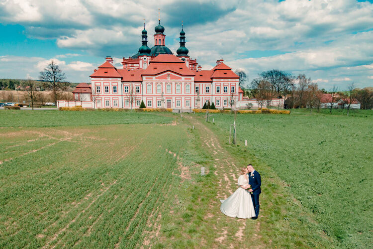 svatba v klášteře, svatba v Mariánské Týnici, svatební fotka, klášter, novomanželé, svatební fotograf Plzeň