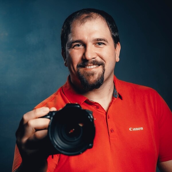 fotograf Pavel Vyskočil, portrer, muž s fotoaparatem, photo canon, tričko canon, ateliér lučiště
