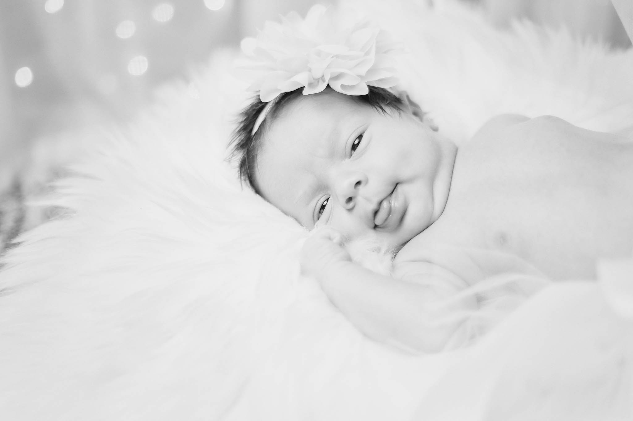 vlasaté miminko, newborn, vypláznutý jazik, holčička s čelenkou, snové myšlenky