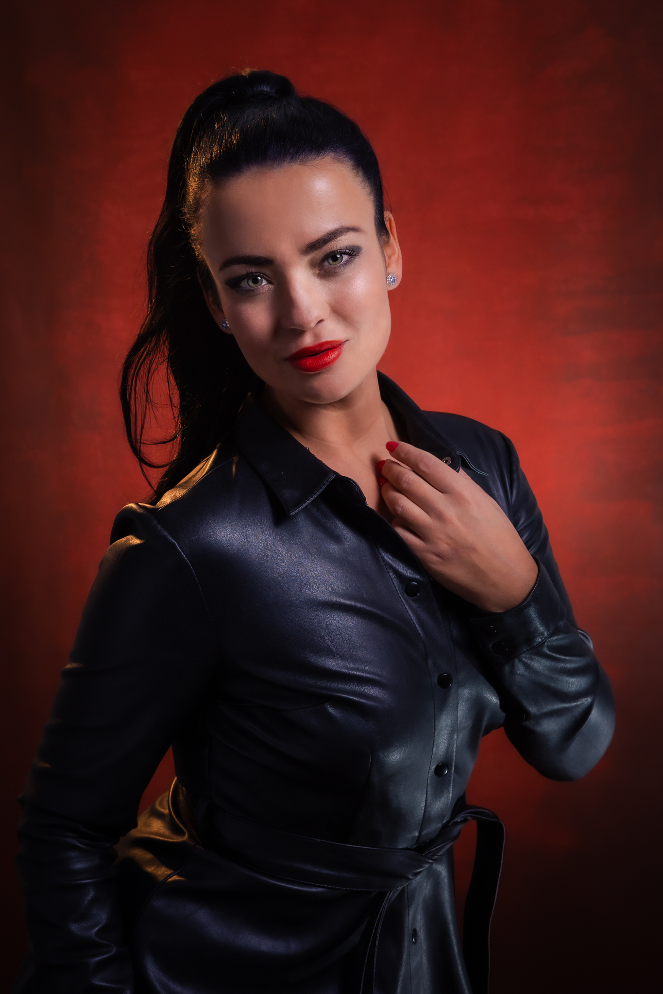 portrétní fotografie, smyslná žena, domina, uhrančivý pohled, kožené oblečení