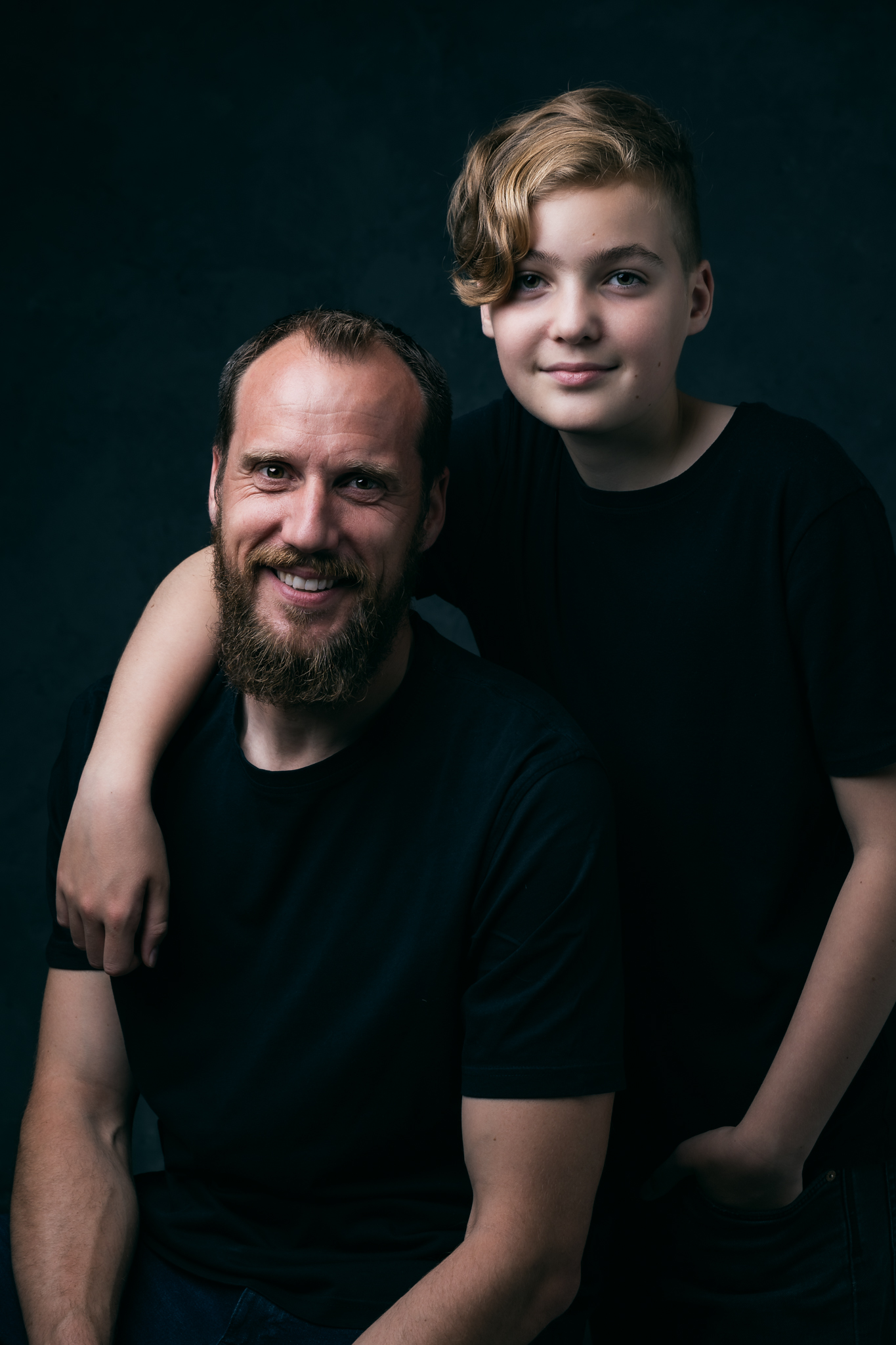 chlapský portrét, otec a syn, objetí, radost, father and son, hrdost