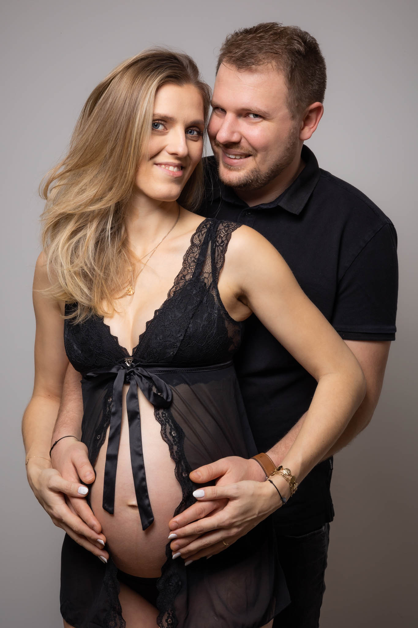 těhotenství, ateliérová fotka, láskyplné objetí, budemetři, maminka, těhulka, rodiče, těhotenská fotka