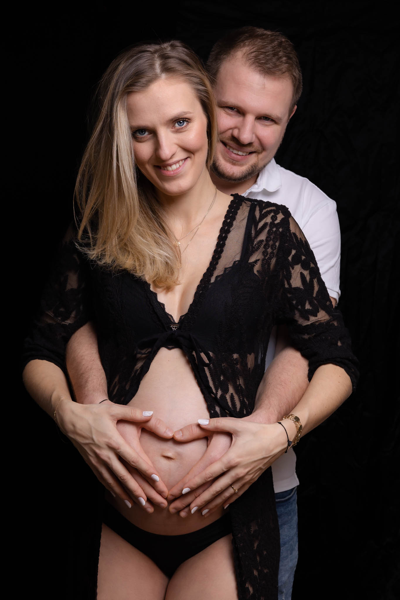 těhotenství, ateliérová fotka, láskyplné objetí, budemetři, maminka, těhulka rodiče