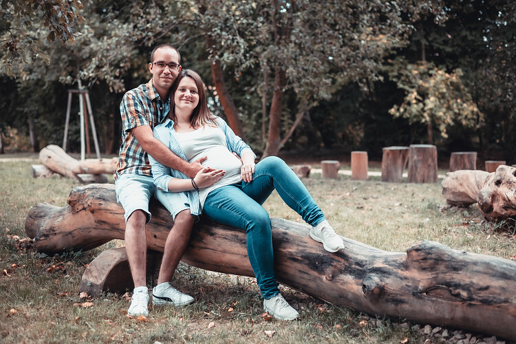 těhotenské foceni, budeme tři, pár, Na Okrouhlici, Rokycany, čekáme miminko, partnerské objetí, těhotenský fotograf, těhotenské focení s partnerem, těhotenské foto, těhotenské fotografie v přírodě, těhotenske rodinné foto, těhu focení 