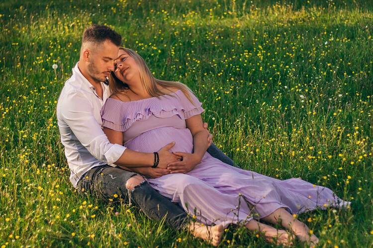  těhotenské foceni, budeme tři, fotíme v parku, Nové Mitrovice, pár, čekáme miminko, partnerské objetí, těhotenský fotograf, těhotenské focení s partnerem, těhotenské foto, těhotenské fotografie v přírodě, těhotenske rodinné foto, těhu focení