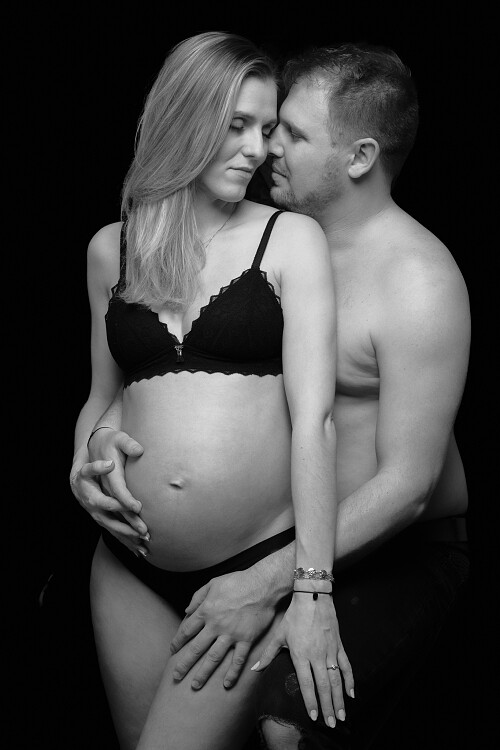 těhotenské foceni, ateliér lučiště, budeme tři, pár, čekáme miminko, partnerské objetí, těhotenský fotograf, těhotenské focení s partnerem, těhotenské foto, těhotenské fotografie v atelieru, tehotenske rodinne foto, těhu focení