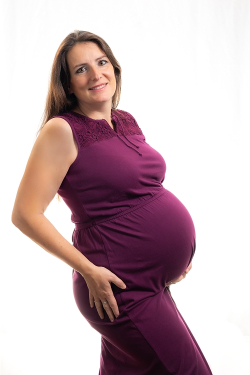 tehotenský portrét, těhotenství, radost, očekávání, tehotěnské focení, ateliér, žena v šatech