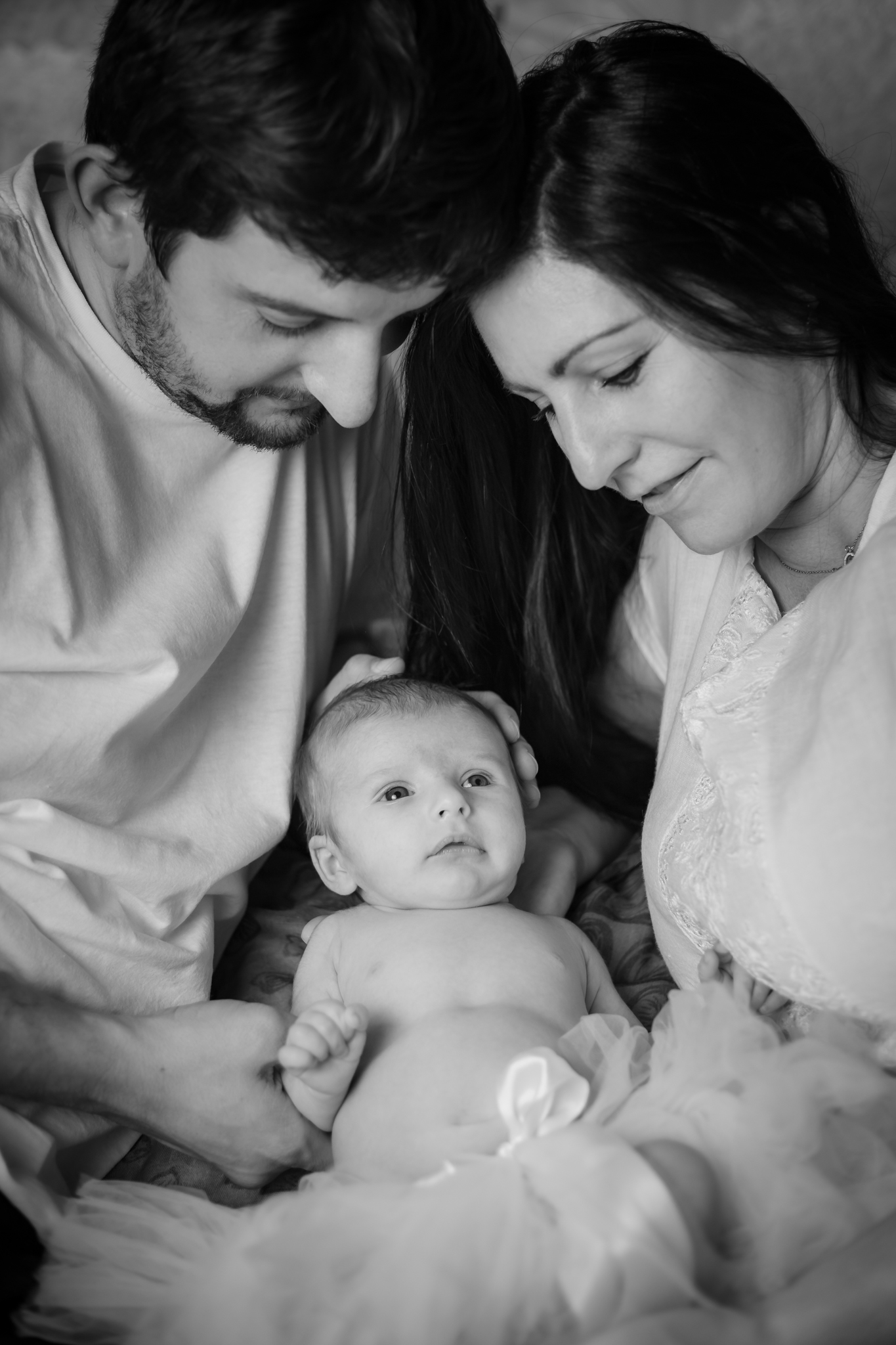 vzájemné pohledy rodiny, černobílá fotka, novorozenecké focení, newborn v ateliéru