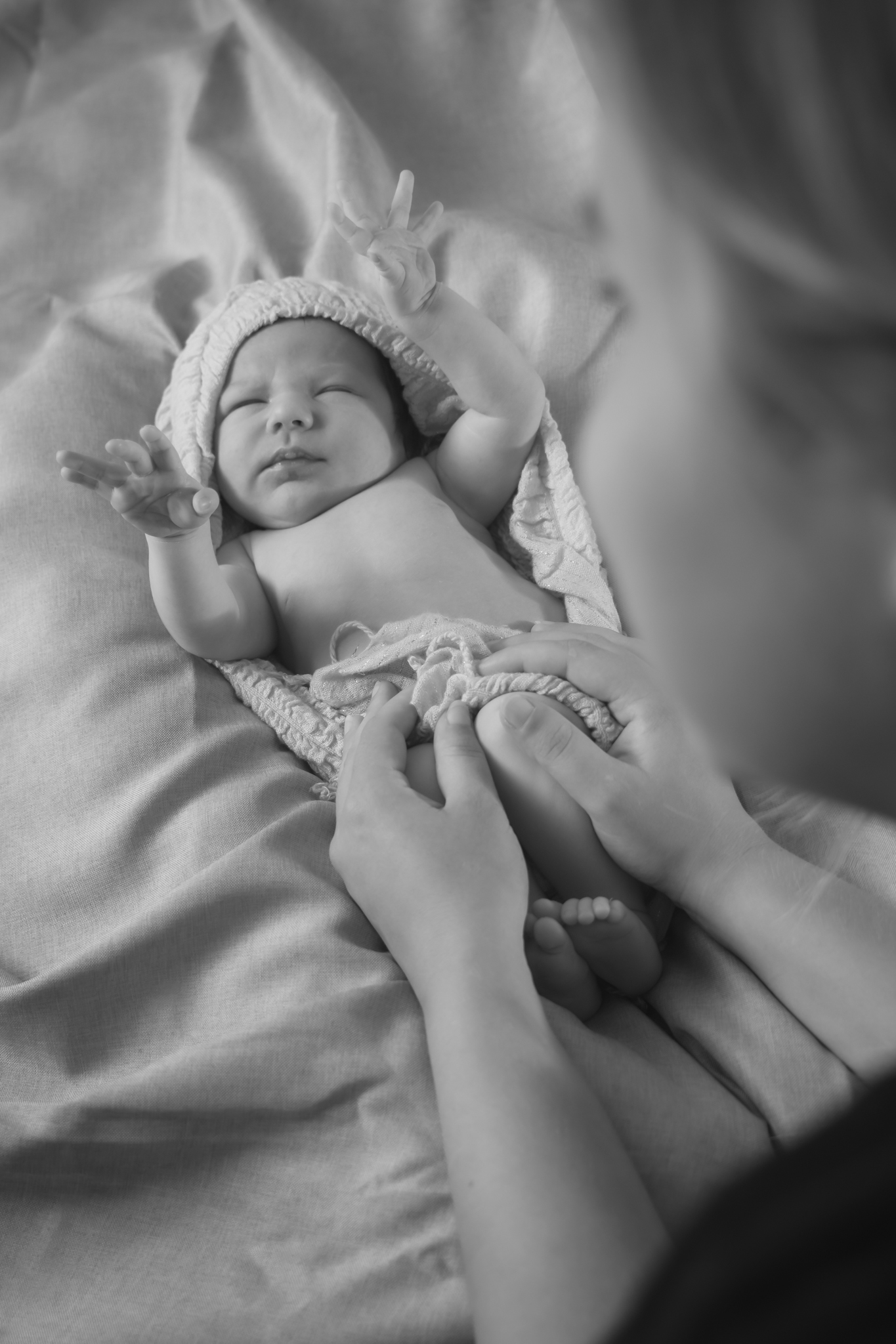  černobílá fotka, vzájemné pohledy, štěstí, objetí, newborn portrét, mateřská láska,