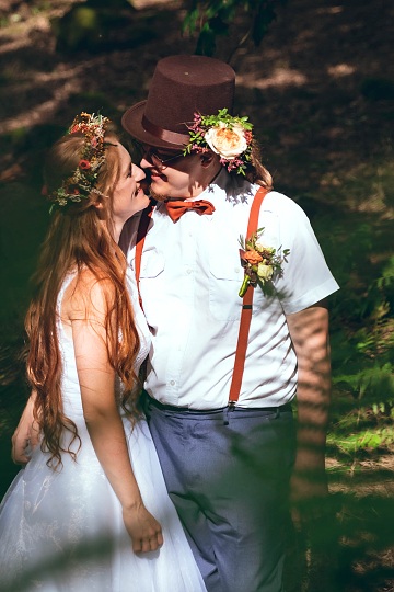 svatba, Bzí, Letiny, novomanželé v lese, svatební klobouk, ženich a nevěsta v kapradí,láska 